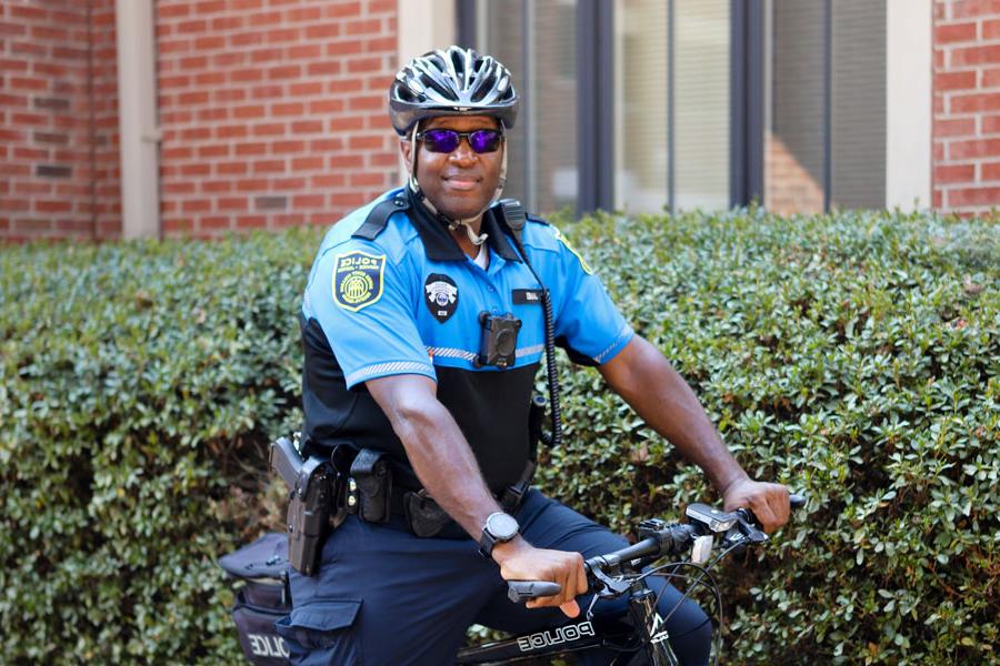 骑自行车的公共安全官员.